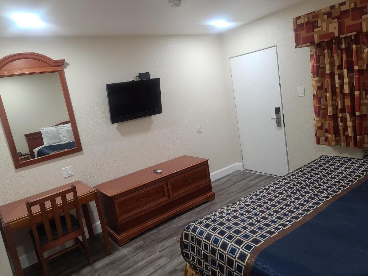 Majestic Inn & Suites เคลมัทฟอลส์ ภายนอก รูปภาพ