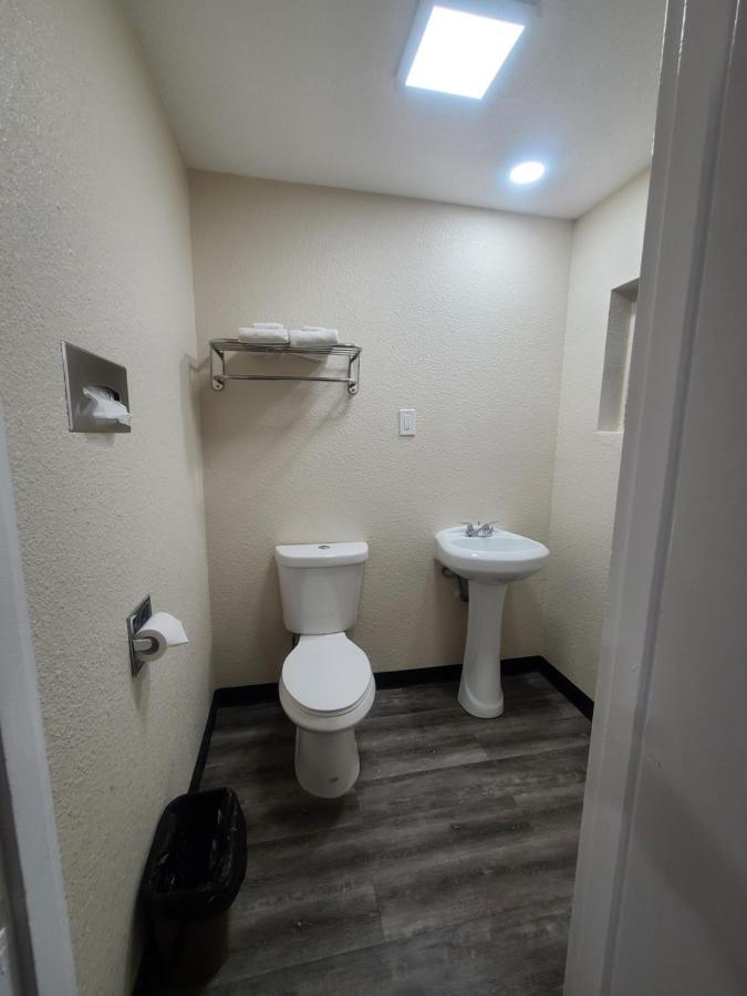 Majestic Inn & Suites เคลมัทฟอลส์ ภายนอก รูปภาพ