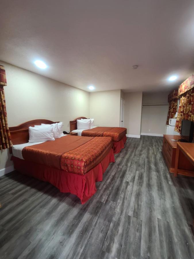 Majestic Inn & Suites เคลมัทฟอลส์ ภายนอก รูปภาพ