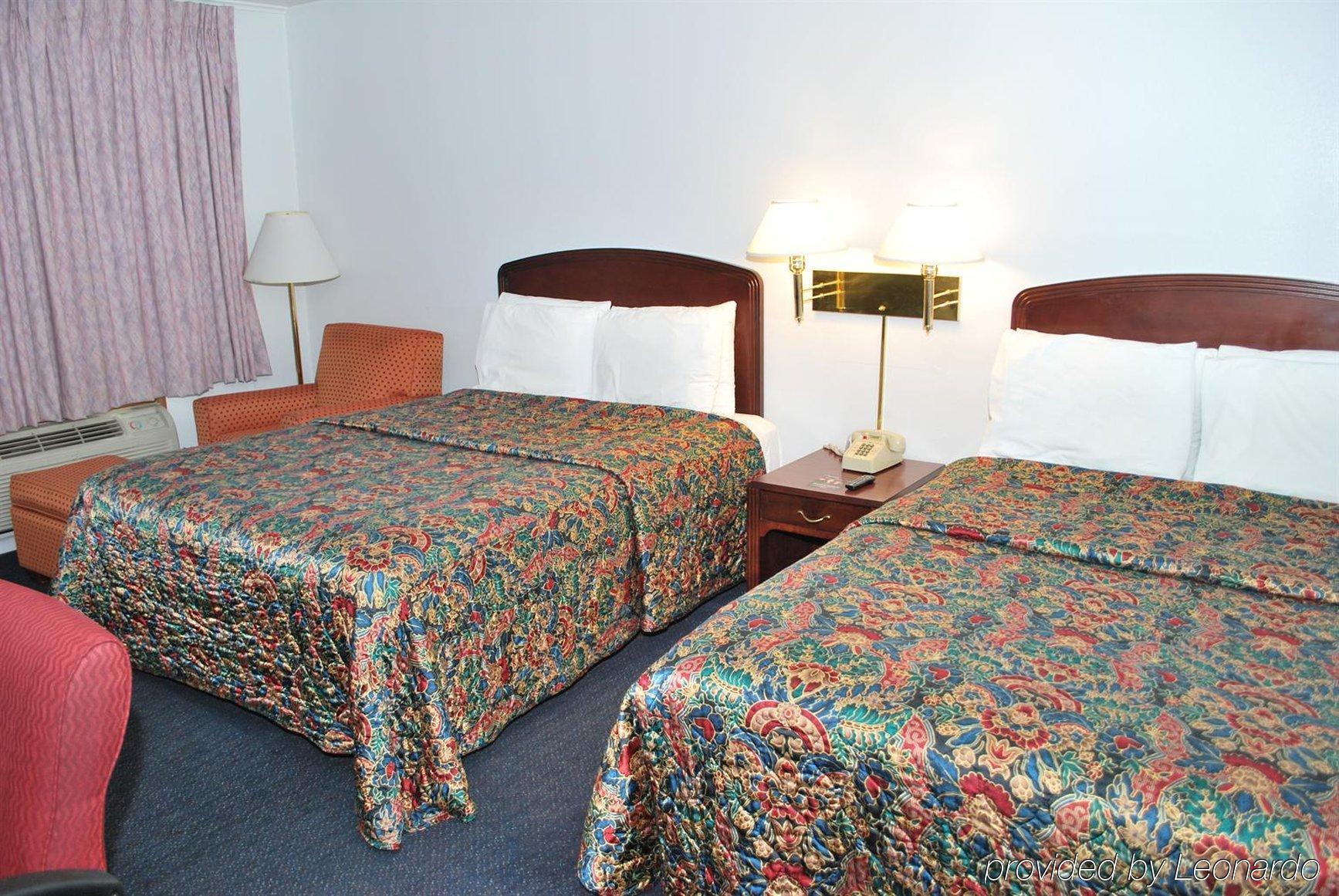 Majestic Inn & Suites เคลมัทฟอลส์ ภายนอก รูปภาพ