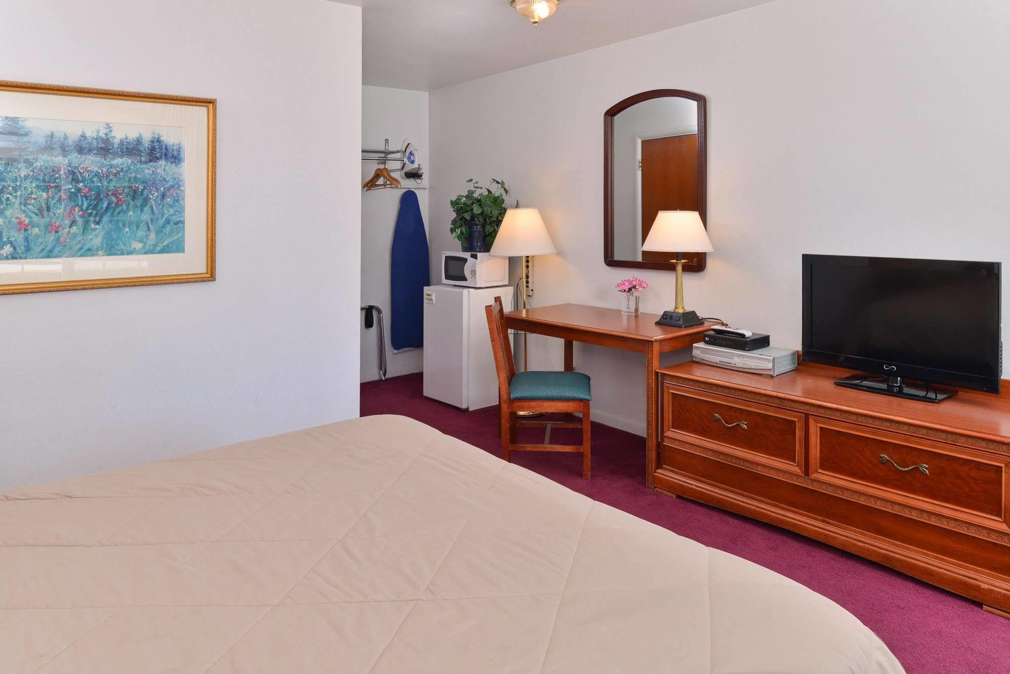 Majestic Inn & Suites เคลมัทฟอลส์ ภายนอก รูปภาพ